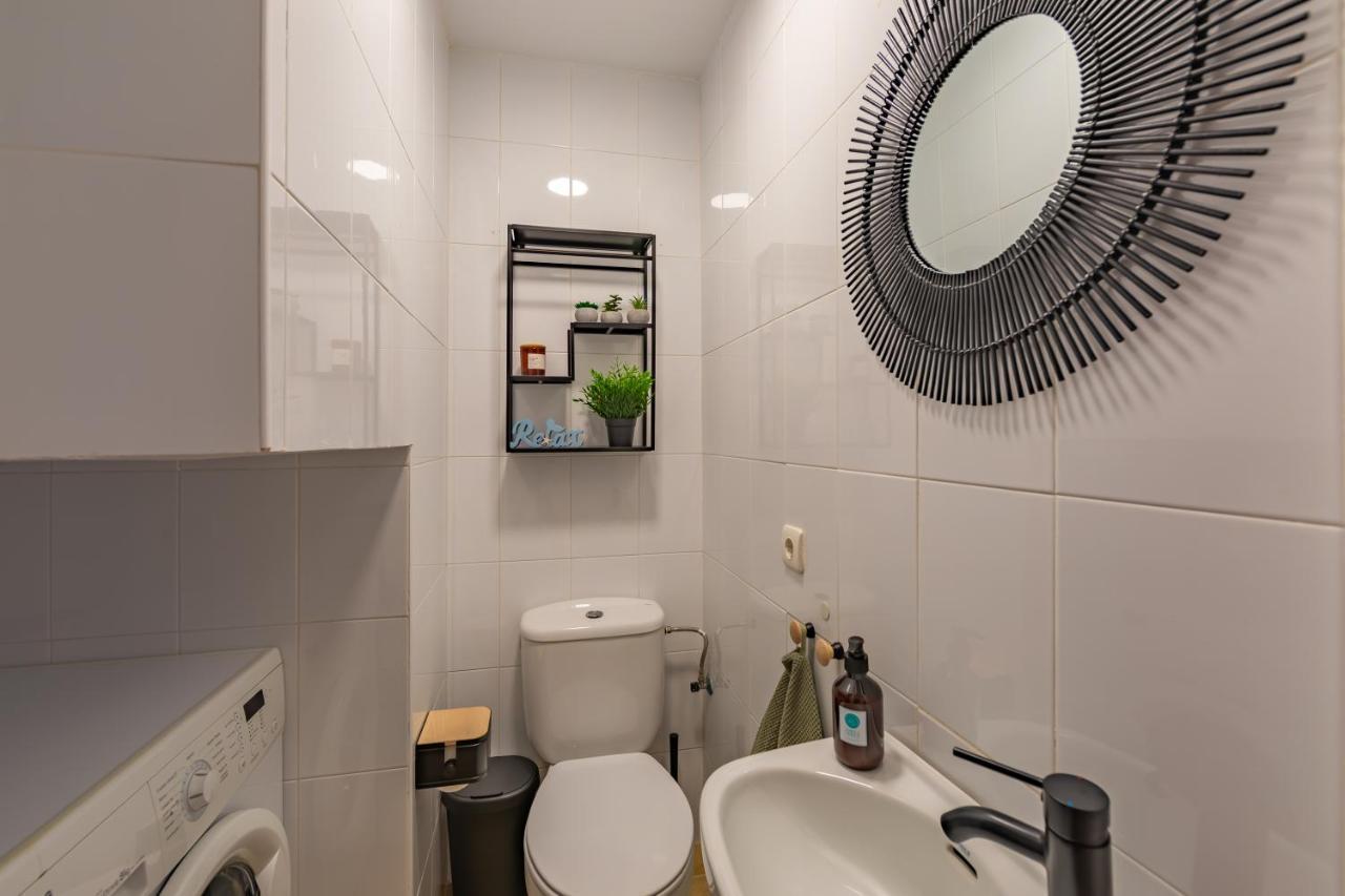 Beachfront, Pool, Terrace, Garage & Fibre Internet Apartment