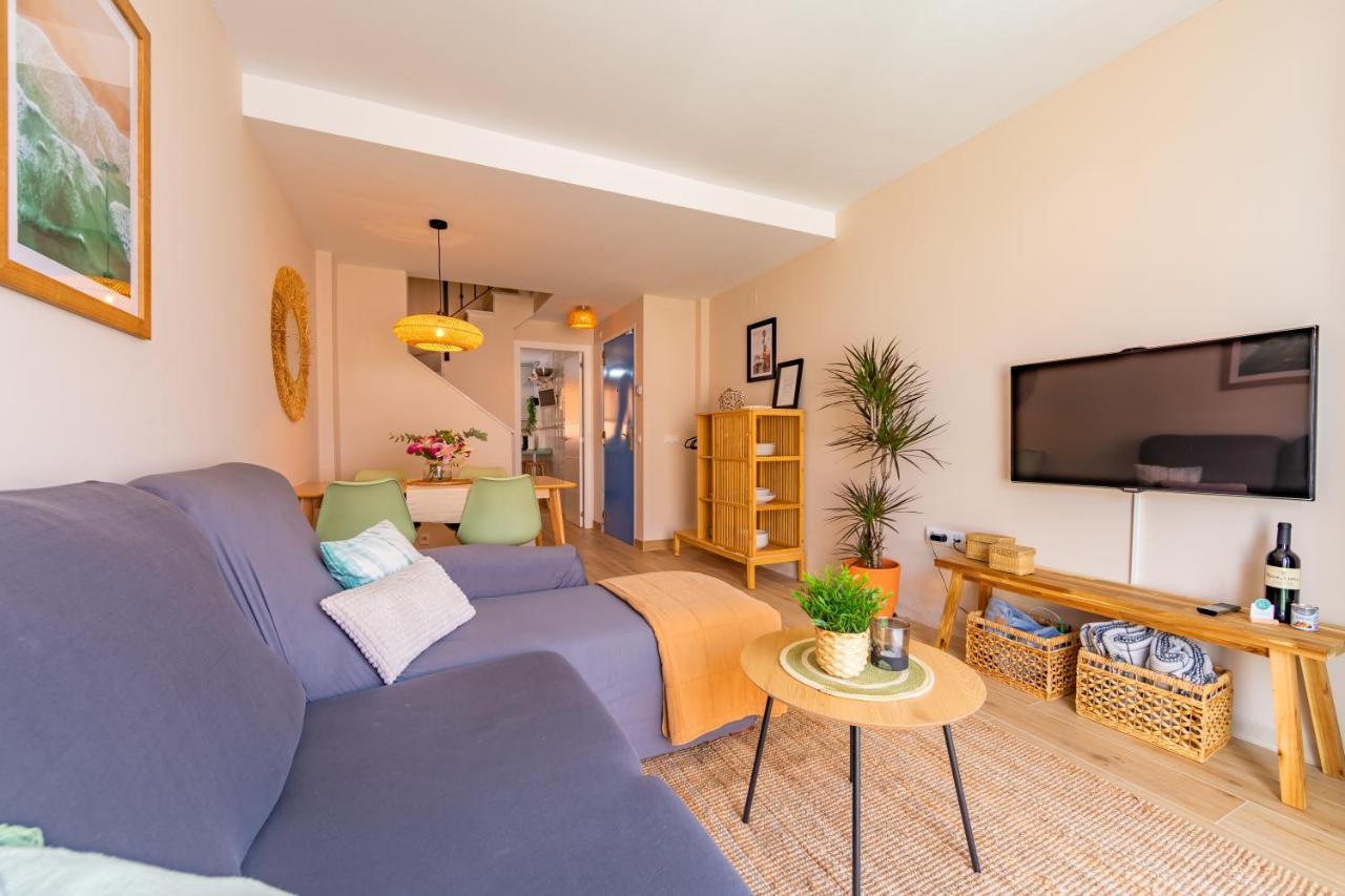 Beachfront, Pool, Terrace, Garage & Fibre Internet Apartment