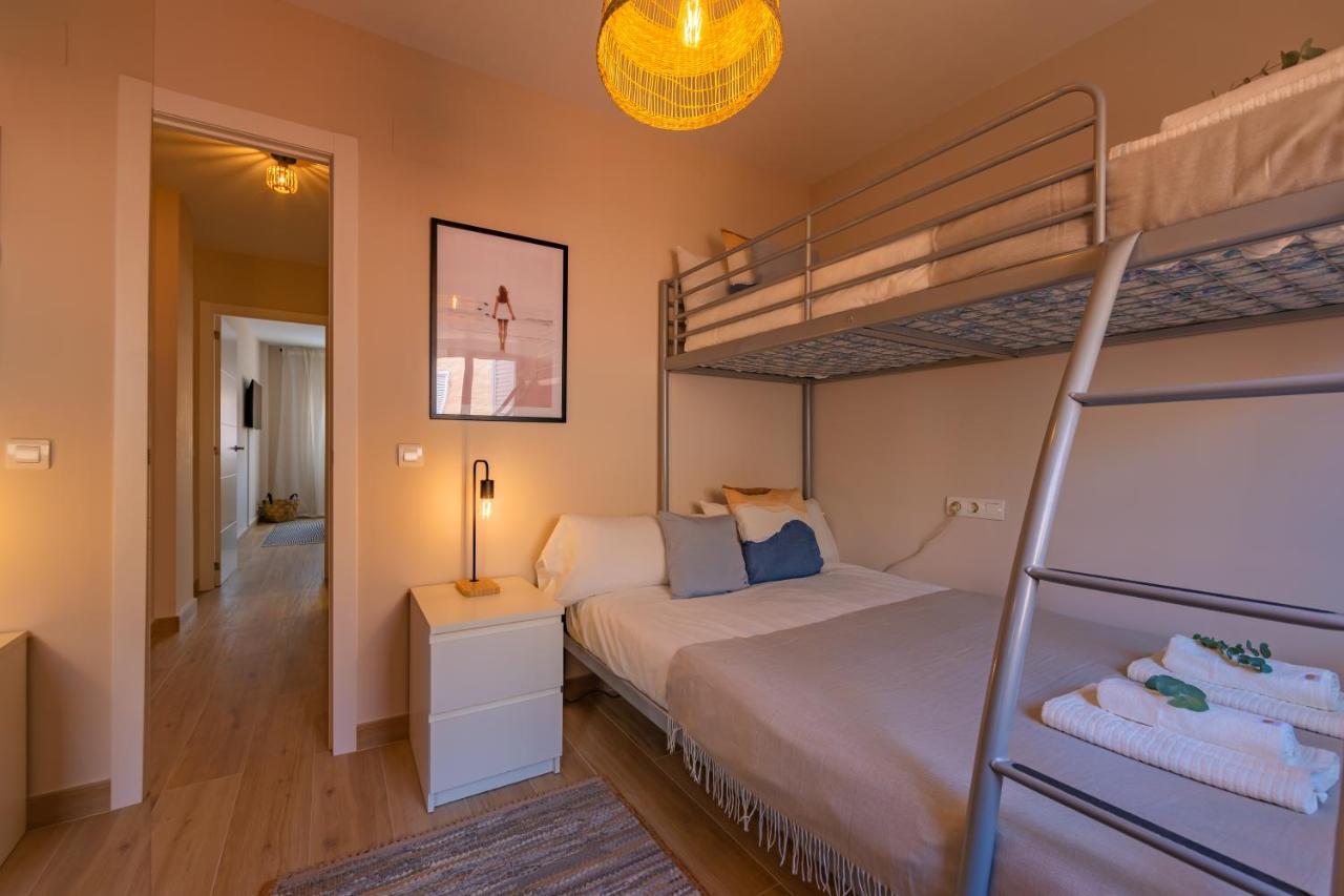 Apartment Beachfront, Pool, Terrace, Garage & Fibre Internet *