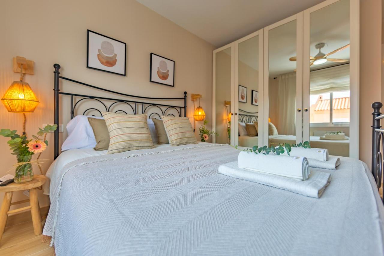 Beachfront, Pool, Terrace, Garage & Fibre Internet Apartment *