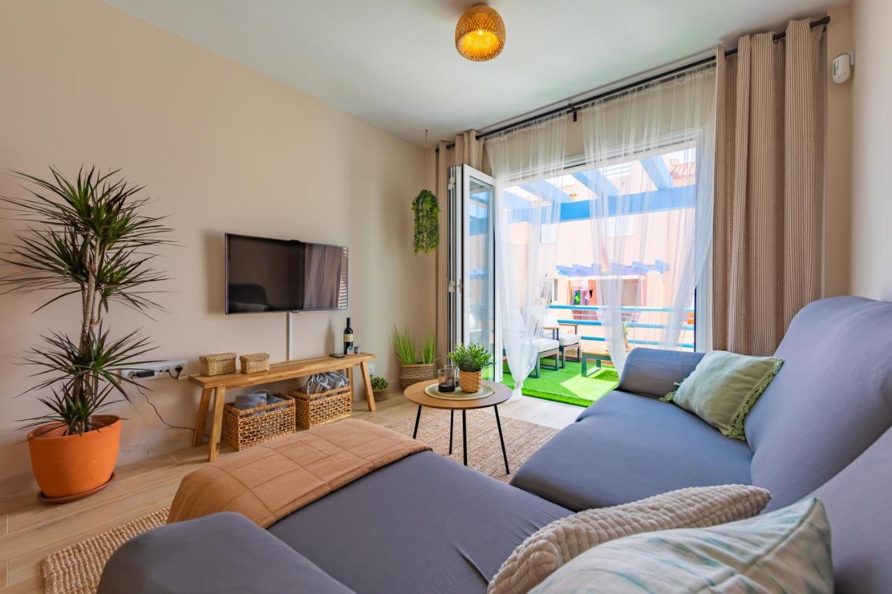 Beachfront, Pool, Terrace, Garage & Fibre Internet Apartament *
