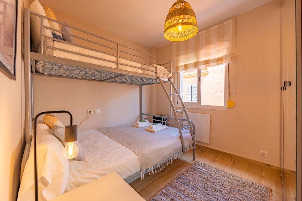 Beachfront, Pool, Terrace, Garage & Fibre Internet Apartament *