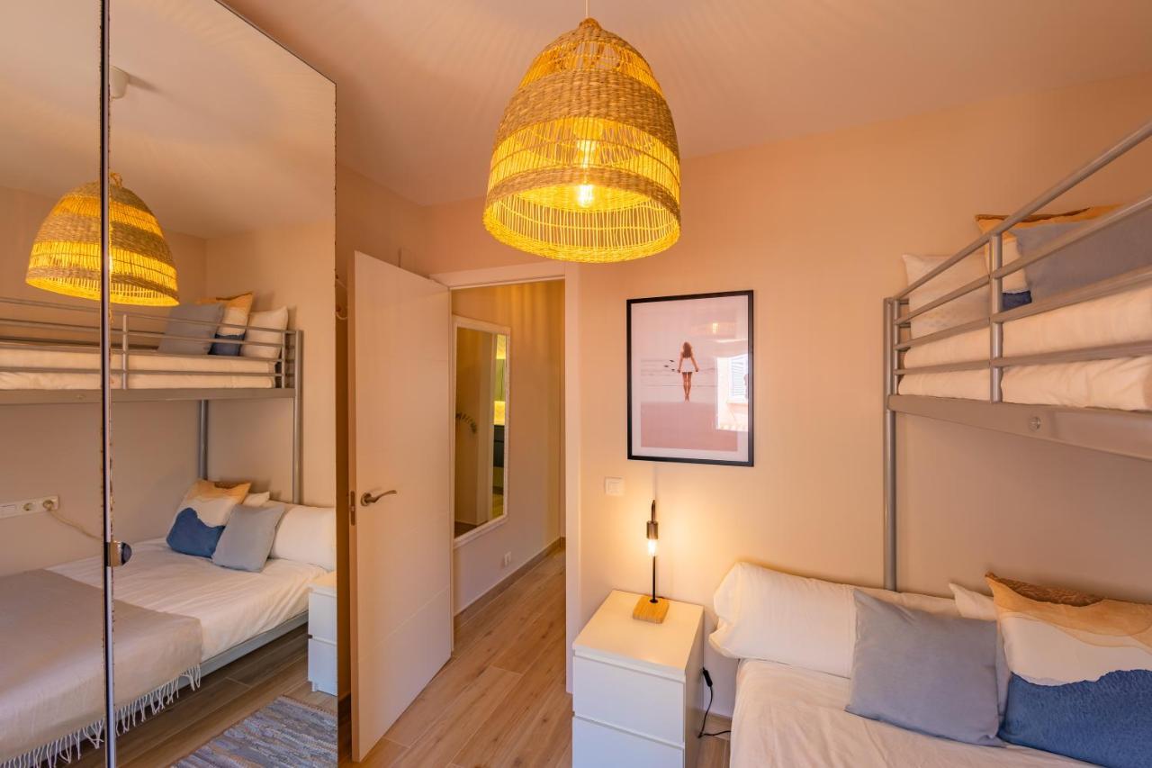 Beachfront, Pool, Terrace, Garage & Fibre Internet Apartment *
