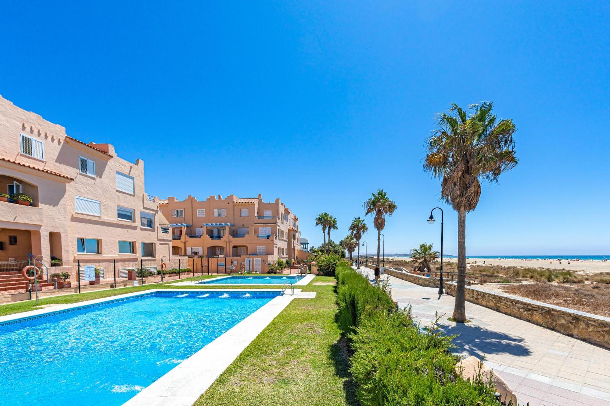 Beachfront, Pool, Terrace, Garage & Fibre Internet Apartment