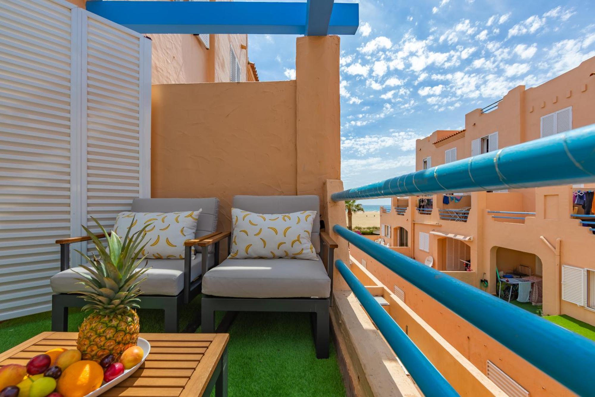 Beachfront, Pool, Terrace, Garage & Fibre Internet *