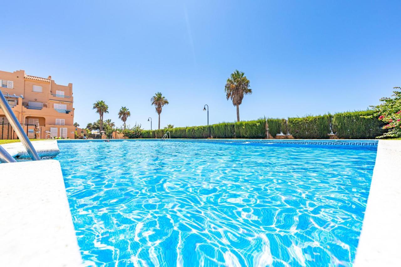 Beachfront, Pool, Terrace, Garage & Fibre Internet Appartamento *